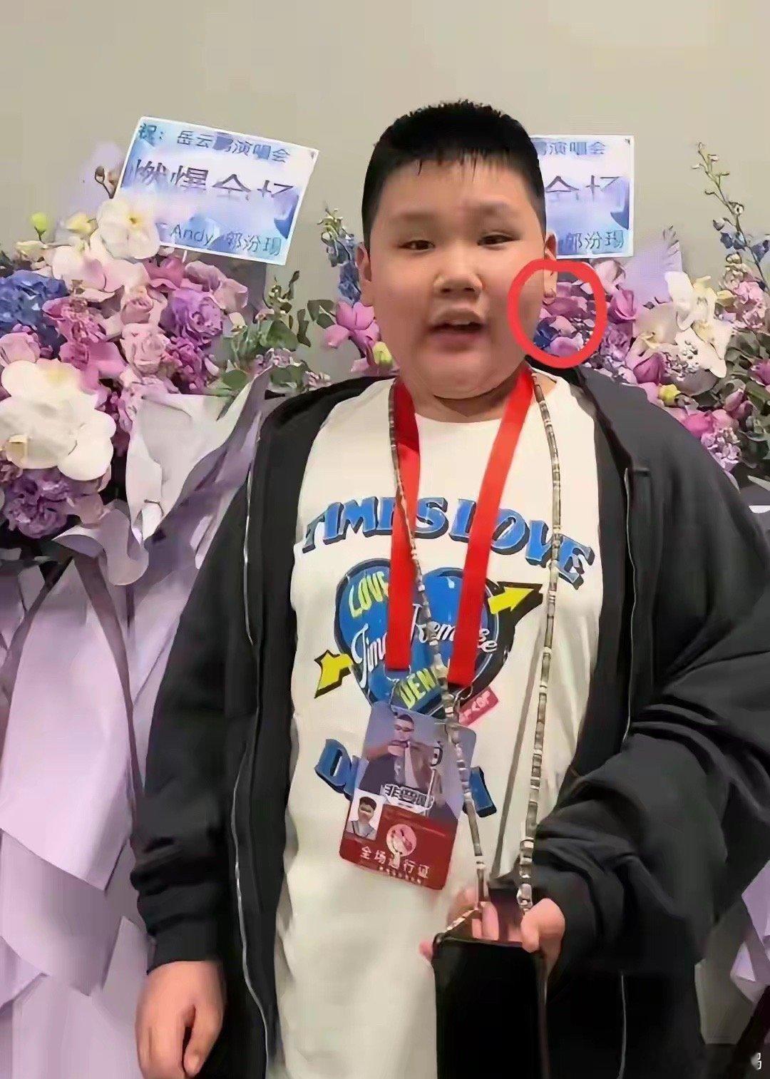 看郭德纲惯不惯小儿子，看孩子的体型和打扮就知道了。10岁的孩子能打耳洞带耳环，能