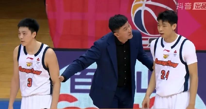 广东东阳光赢的太惨烈了！！！广东东阳光客场落后青岛16分，依靠麦考尔的逆天三