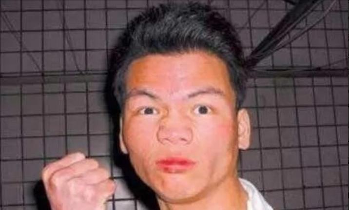 2003年，林某来到317宿舍邀马加爵去食堂吃饭，马加爵卧病不起，林某便带回两份