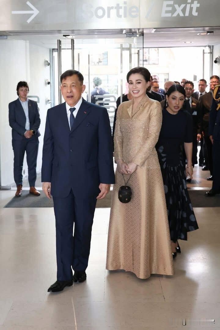 🇹🇭泰王玛哈·哇集拉隆功携苏提达王后、思蕊梵娜瓦瑞公主亮相巴黎「LaMod