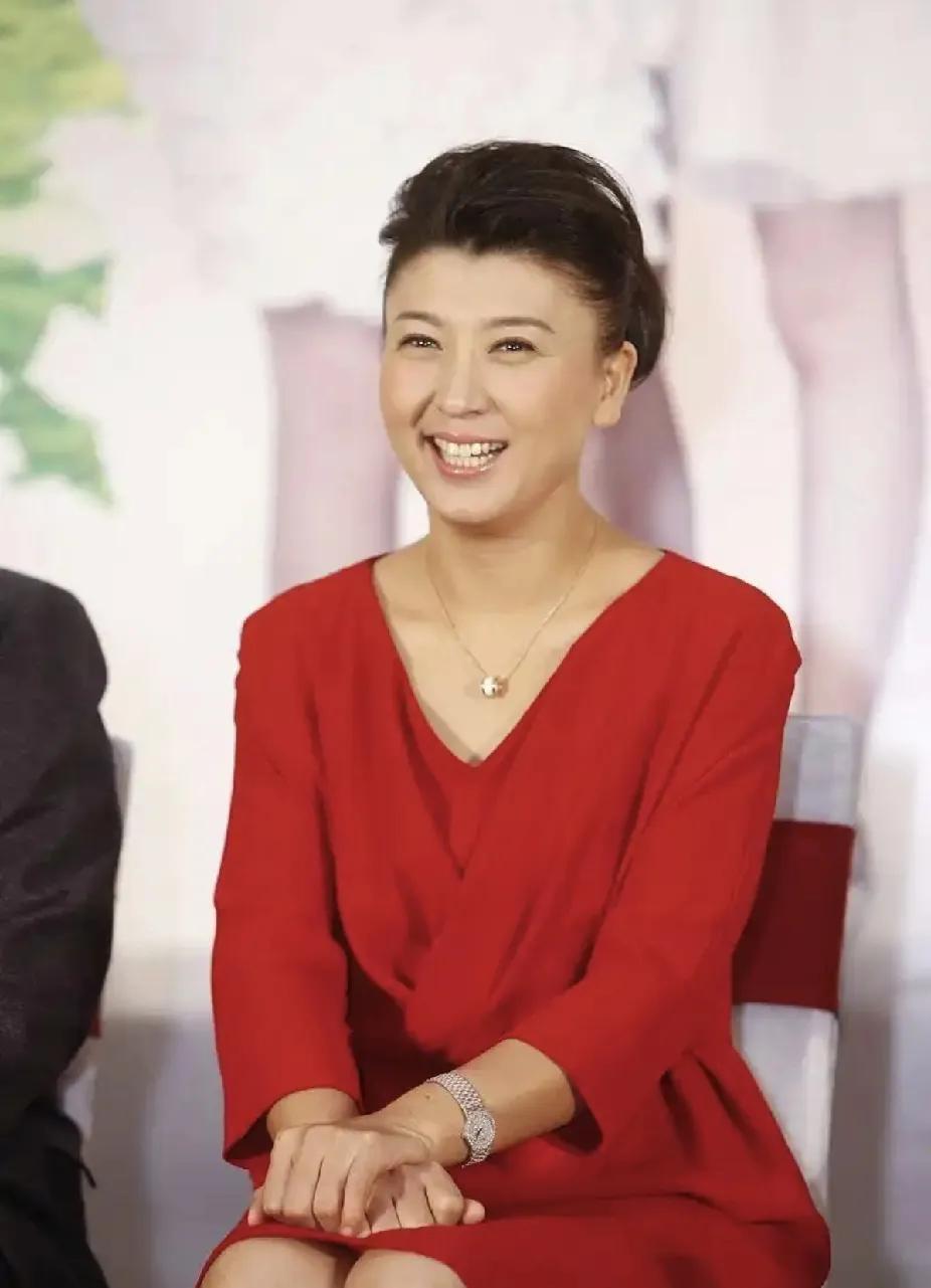 闫学晶哭穷这事！不查不知道，一查吓一跳，万万没想到，闫学晶这几年的状况真是不