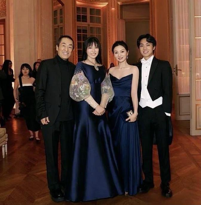 想不到长相平平的陈婷，生出了这么好看的一个女儿，居然比年轻时的巩俐还漂亮，她女儿