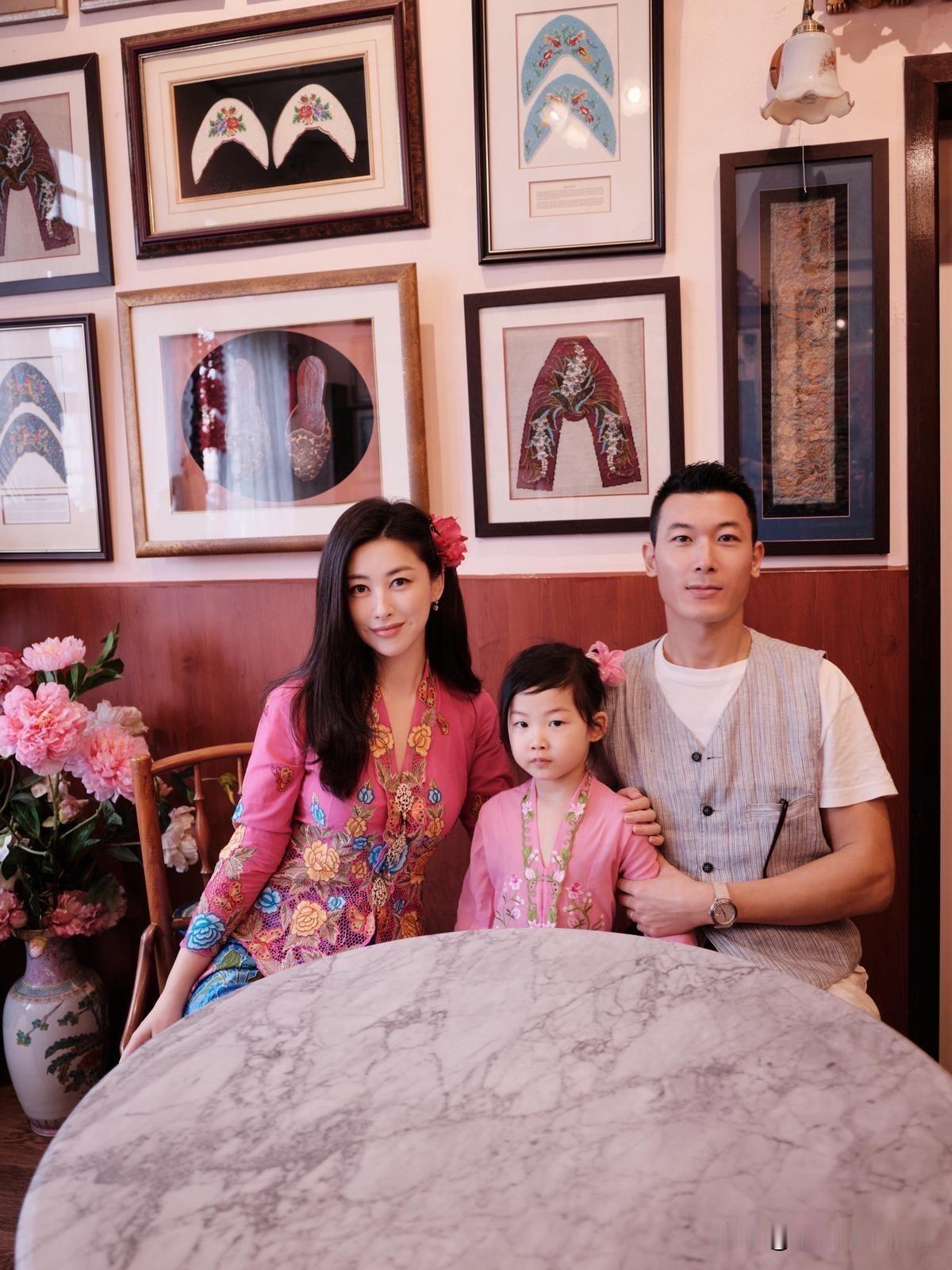 1月21日，朱珠更新动态，并配文“来新加坡参加新加坡艺术周，看展前先痛痛快快吃喝