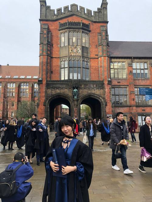 英国不是宣布制裁11家中国实体吗？我们反制其实很简单，只要教育部直接宣布：在英国