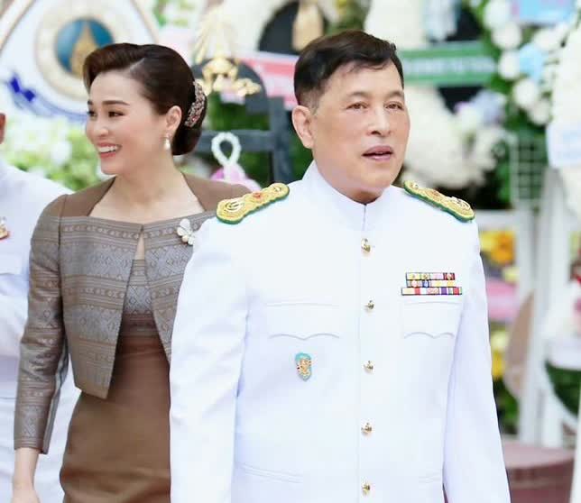 正妻和小妾同场！一个站着，一个跪着，妻妾分明，高下立见！欧拉弄陪泰王和苏