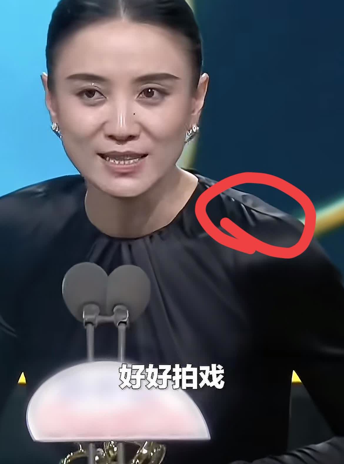 不知道你们有没有发现我发现宋佳在白玉兰获奖现场发言的时候有一个小小的问题，那