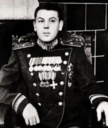 1953年3月5日，苏联铁腕领袖斯大林去世，仅仅21天后，失去斯大林庇护的儿子瓦