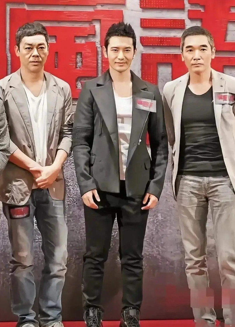 黄晓明和刘青云、方中信合影,三人中,黄晓明最年轻帅气,感觉他比方中信还要高些,方