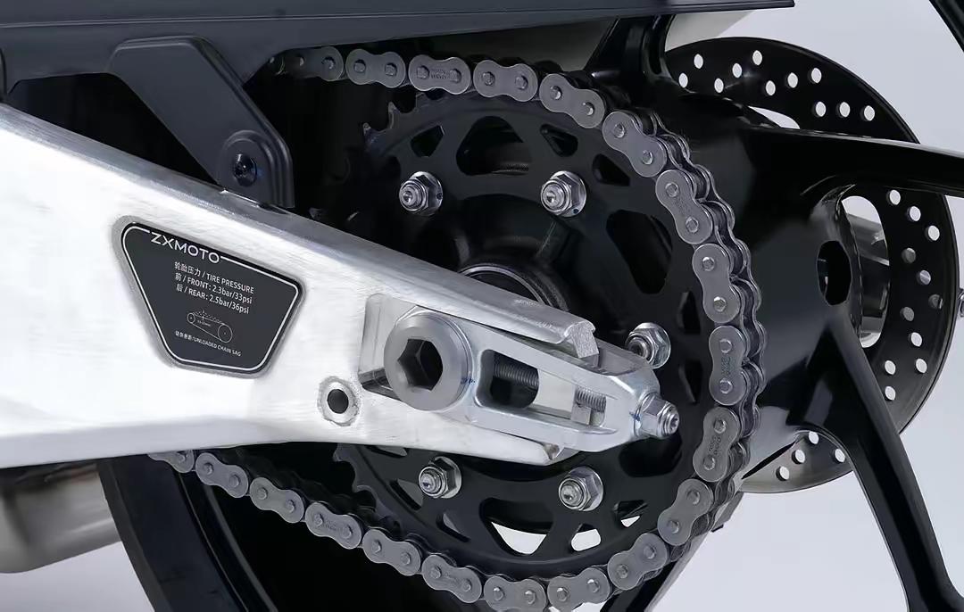 直播镜头扫过张雪那台冠军车的时候，我愣了一下。车头LOGO下面藏着一行小字，“平