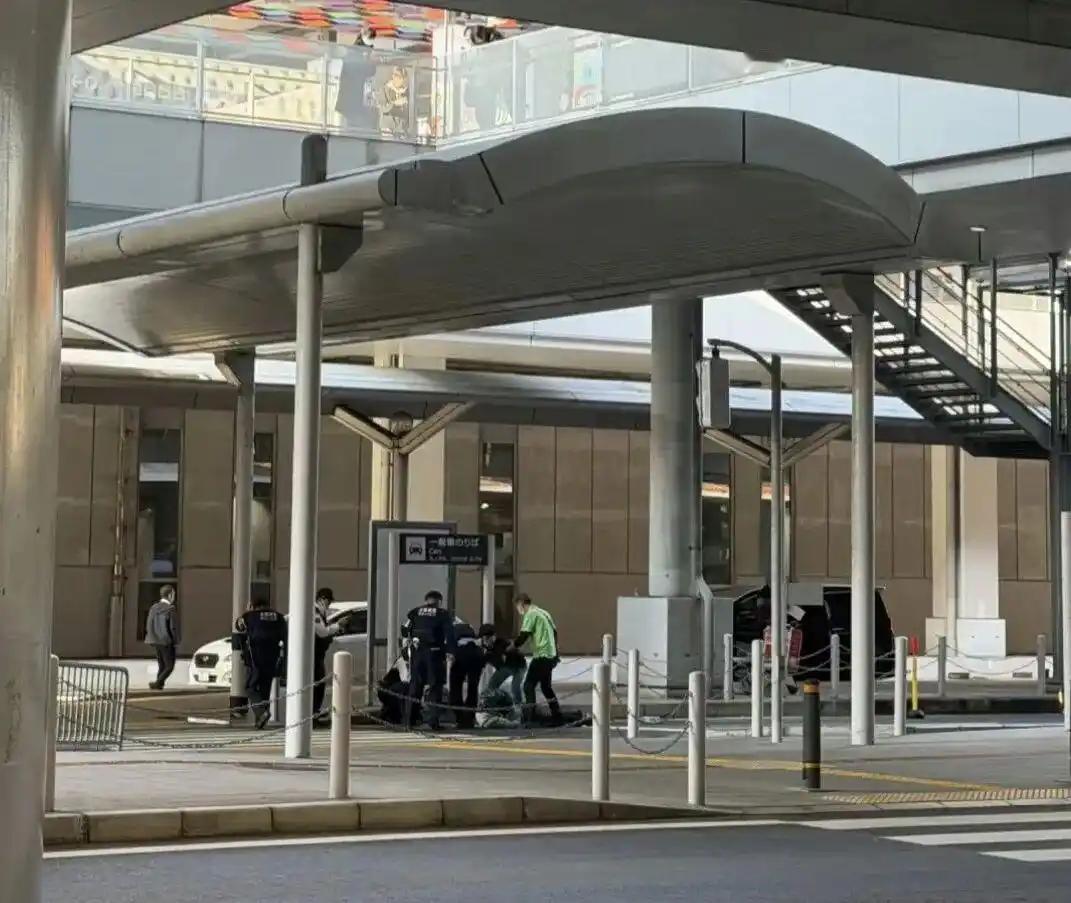 机场坠亡男子的母亲估计后悔了！她千不该万不该，不该答应和儿子过来旅游。她估计