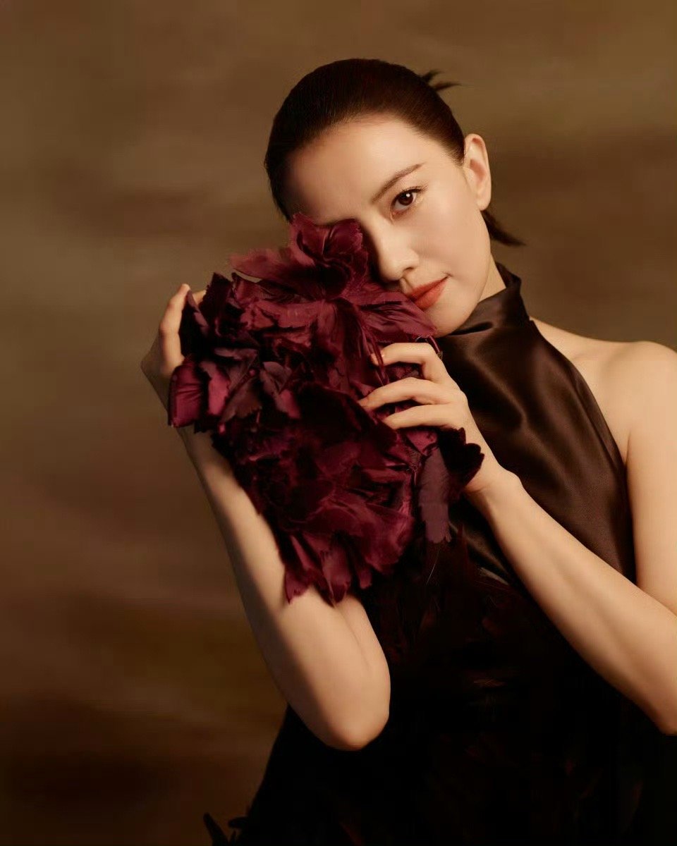 高圆圆羽毛裙造型高圆圆背部线条好优越露背设计太会了！灵动羽毛+流畅背线，美到移