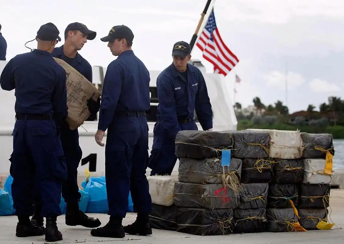 我就纳了闷了，中国对运送售台武器的船只进行拦截查扣，天会塌下来吗？美国一方面在公