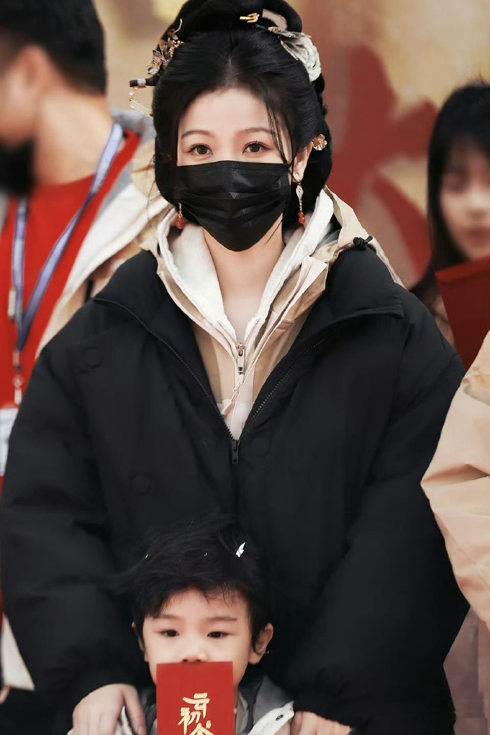 虞书欣张云龙开机照曝光，“无业”大女主现场吸睛2026年1月11日，虞书欣与