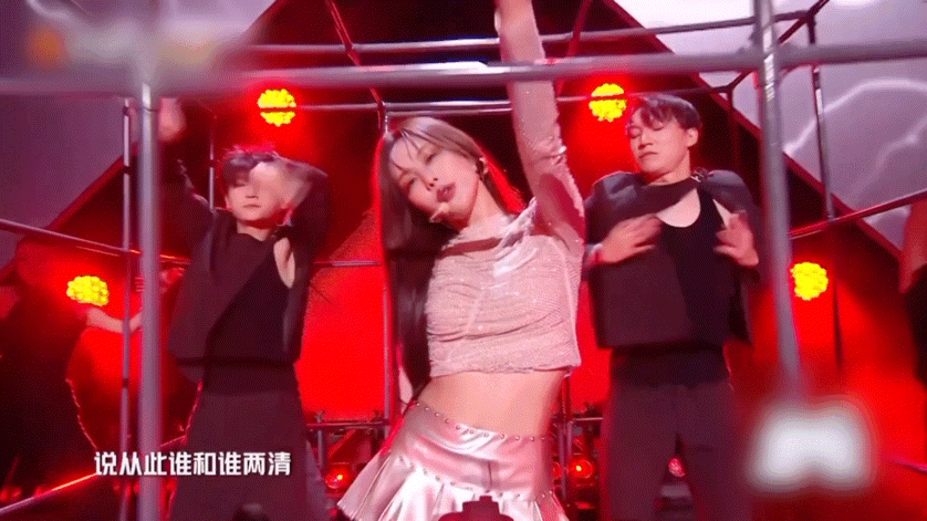 王霏霏笼中舞这一段王霏霏——舞台蛊王名副其实！笼中舞从表情到细节完美拿捏，推门