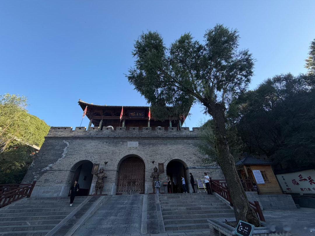 向忻而行📍今天爬了趟雁门关，累是真累，值也是真值！🏯关隘之上！从关楼下往上