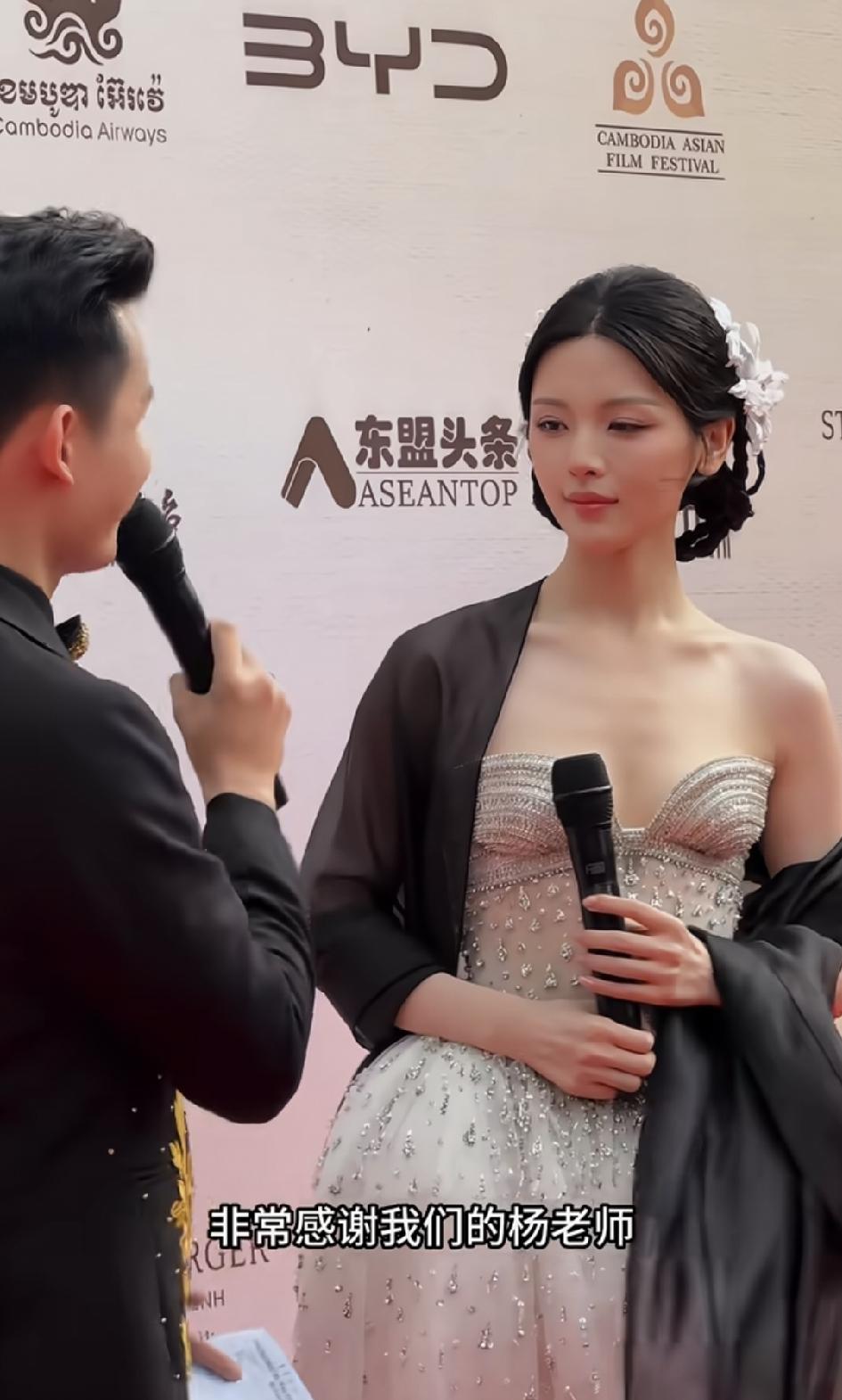 才明白，原来杨超越才是内娱真清醒的大女主。亚洲电影节，首部电影，她就在柬埔寨首