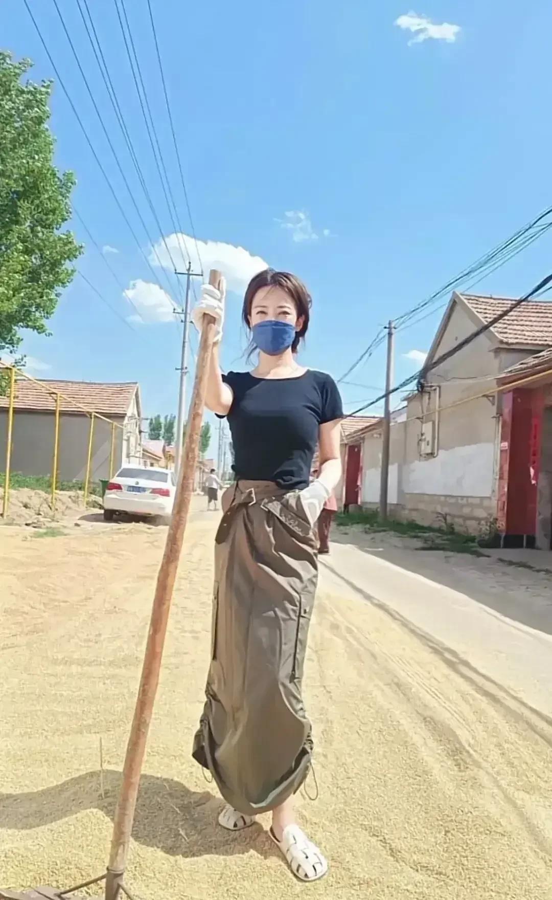 岳父一辈子只有两个女儿，终生遗憾。去年小姨子买SU7，向父亲借了八万元，至今未还