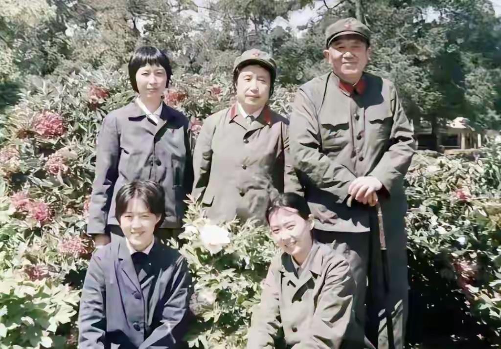 不是剧照，这是一张真实的全家福。能一眼认出，这位老将军的，绝对是熟读中国历史的高