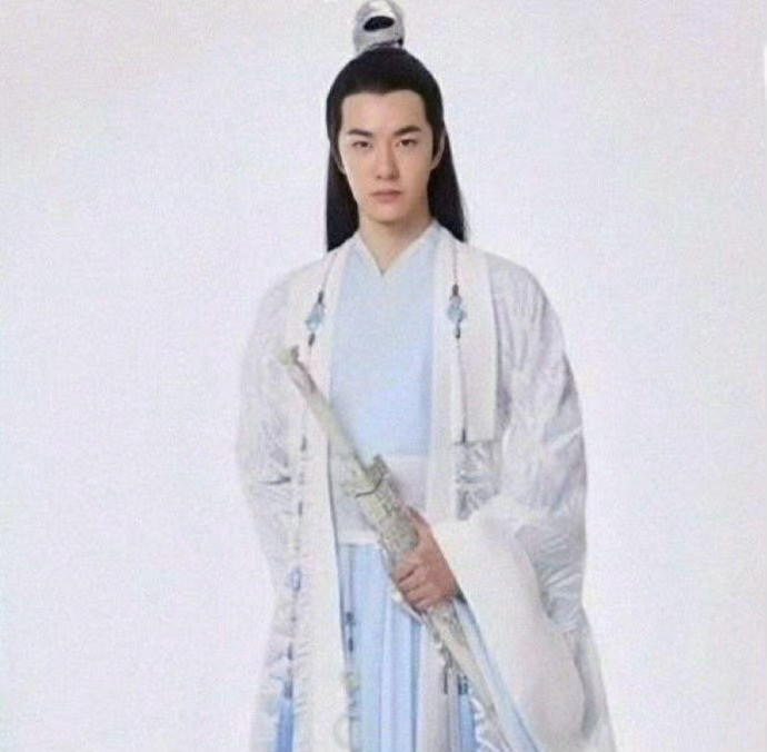 现在回头看王一博、肖战的《陈情令》定妆照，当时应该谁也没想到两个人会走红吧？[思