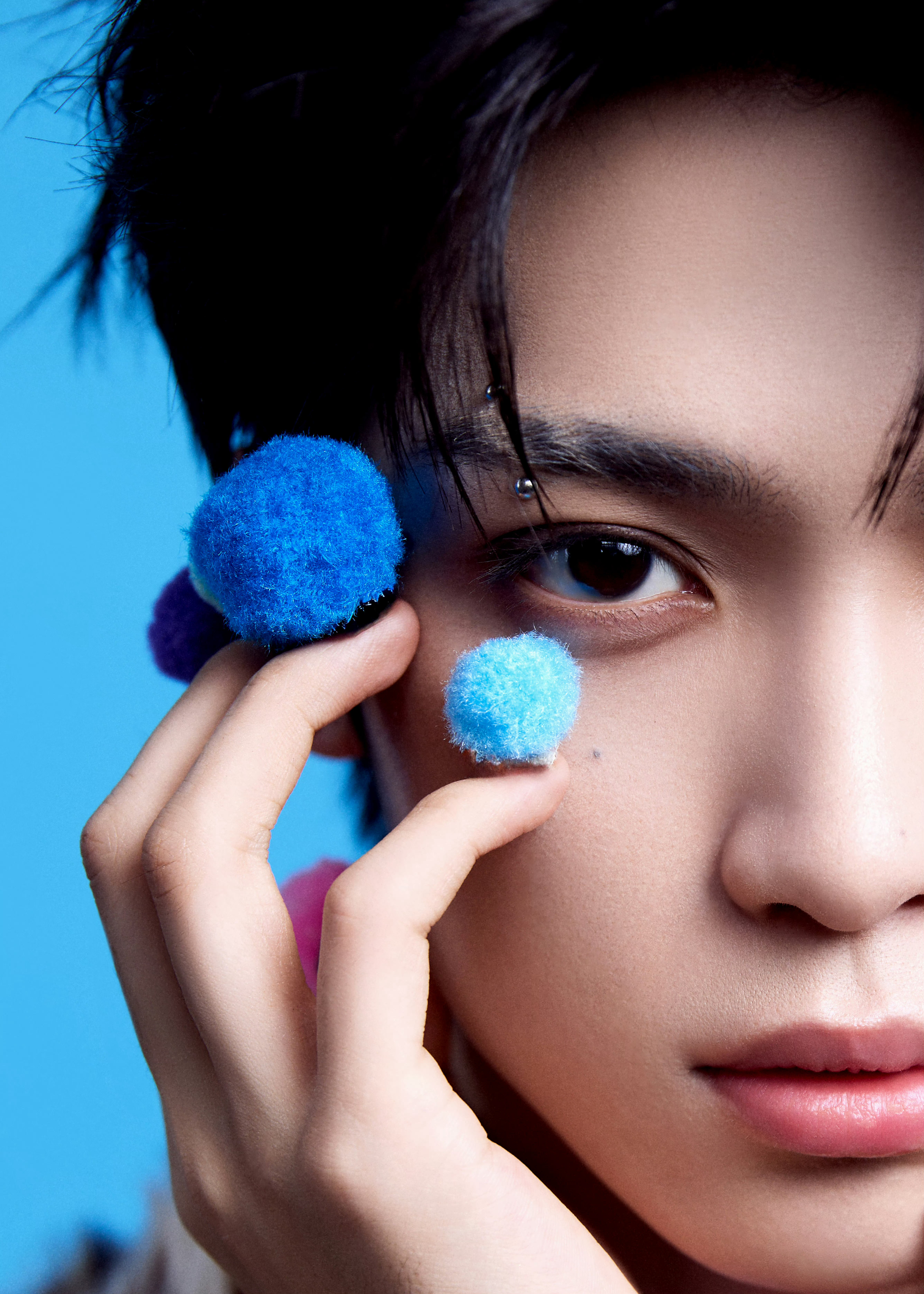 梓渝×舞台造型发布，身穿FACEONLAB2025秋冬系新装出镜，野性