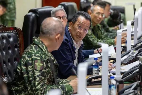 这两天可能将小岛的各位忙得够呛，台伪防长顾立雄表示：“解放军高度挑衅的冒进行为，