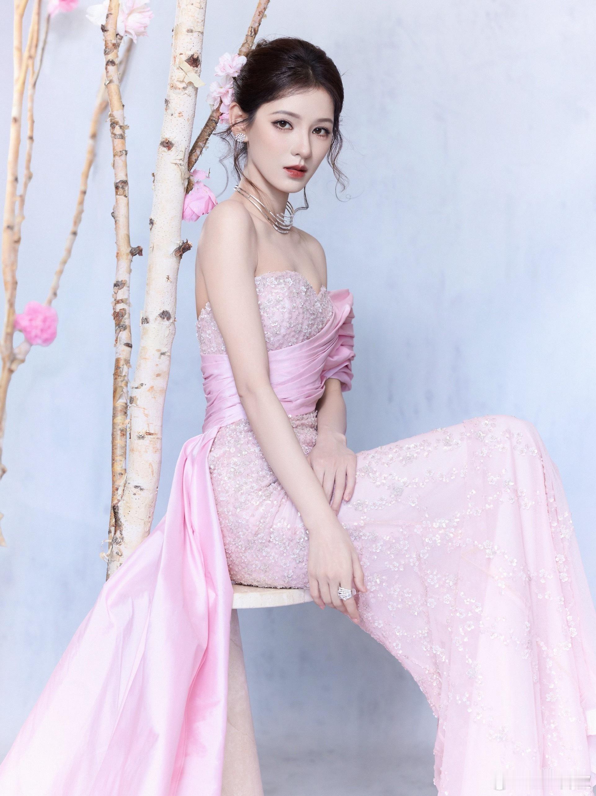 张予曦嘉人红毯出图：时尚风格之夜定妆照📷