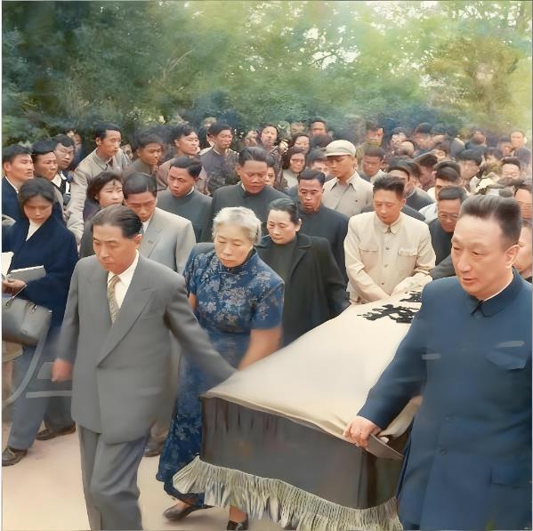 这张照片记录的是1936年10月22日鲁迅先生的出殡仪式，是中国现代文学史上极具