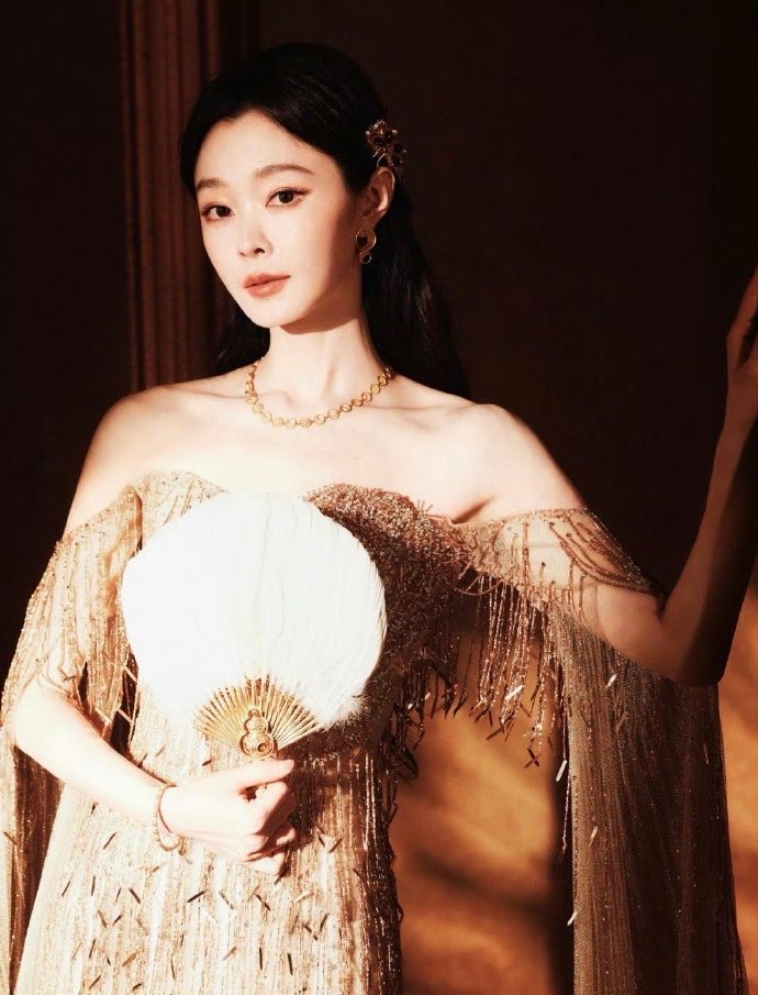 宋轶人比花娇宋轶状态，说一句人比花娇不为过！娇俏脸庞贵气感拉满，自带blin