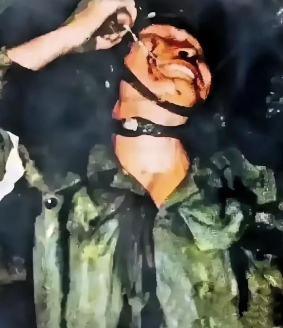 这是一张令人心碎的老山战场照片。1987年，年仅21岁的侦察班长姬仁明倒在血泊中