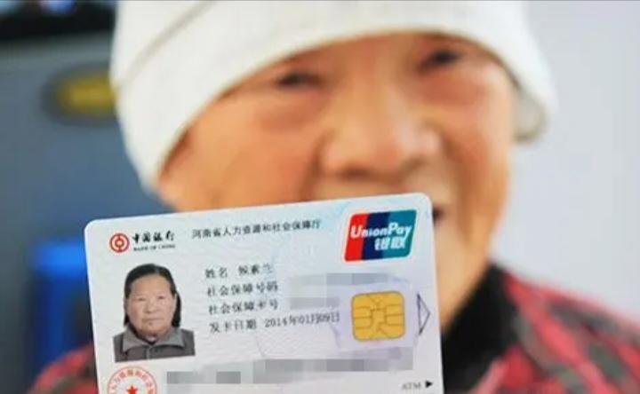 养老金认证拖延惹烦恼。我的老伴享受的是城乡居民养老金，2025年12月份才给认证