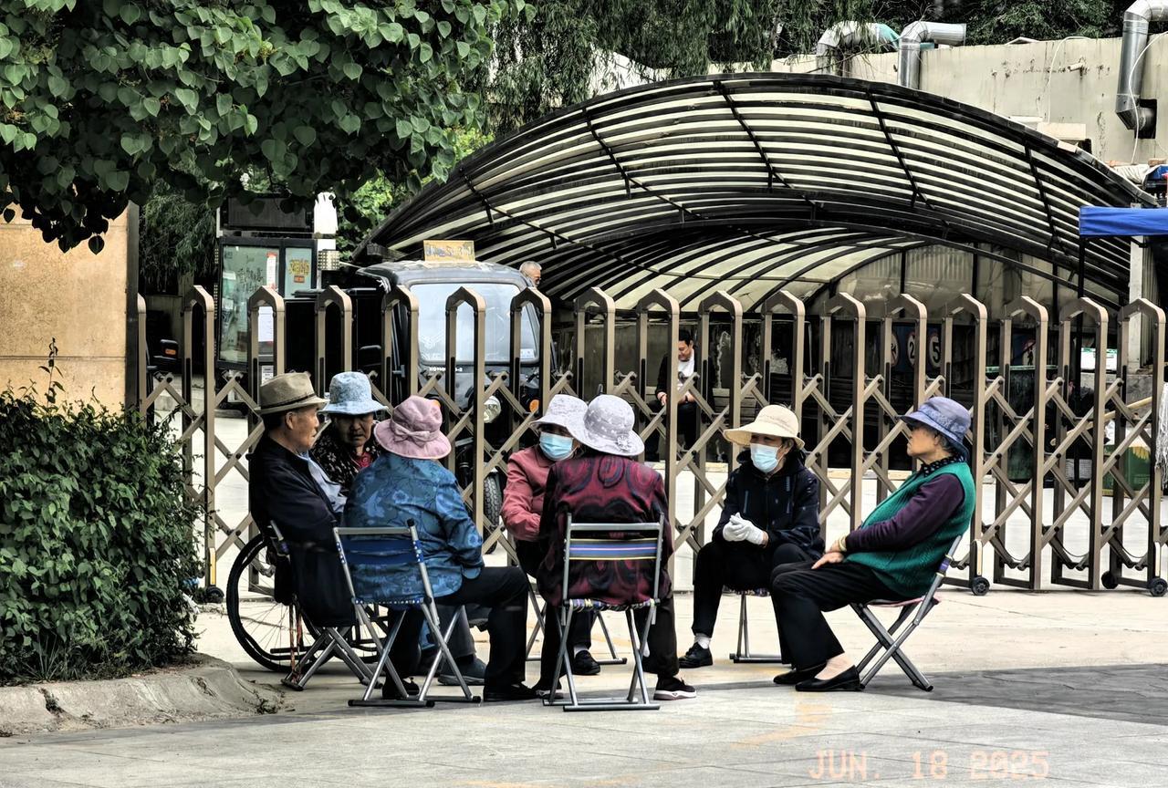 城里老人和乡下老人的区别~城市里老人们到了一定时间，带完孙子颐养天年，每天在小
