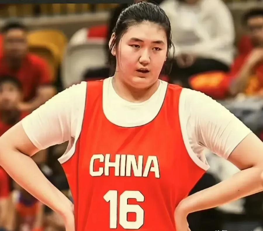 张班亚马的身高是2.24米，体重是110公斤。张子宇的身高是2.26米，体重是1