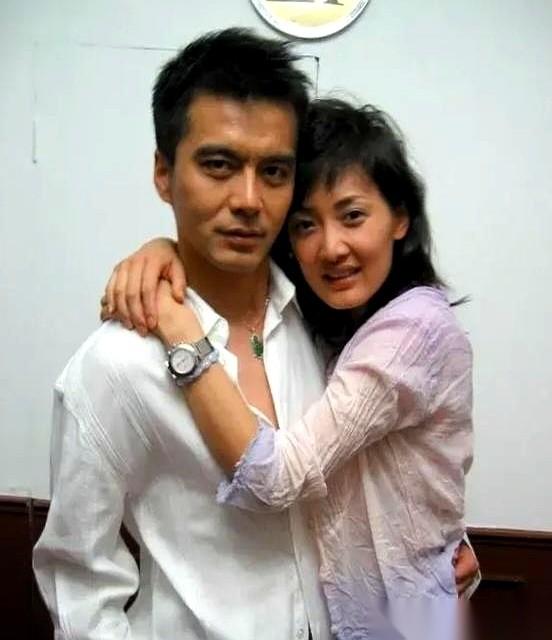 许亚军和牛莉，光天化日，钻一个被窝睡觉。旁边床上，还躺着个陶虹。搁现在，这热