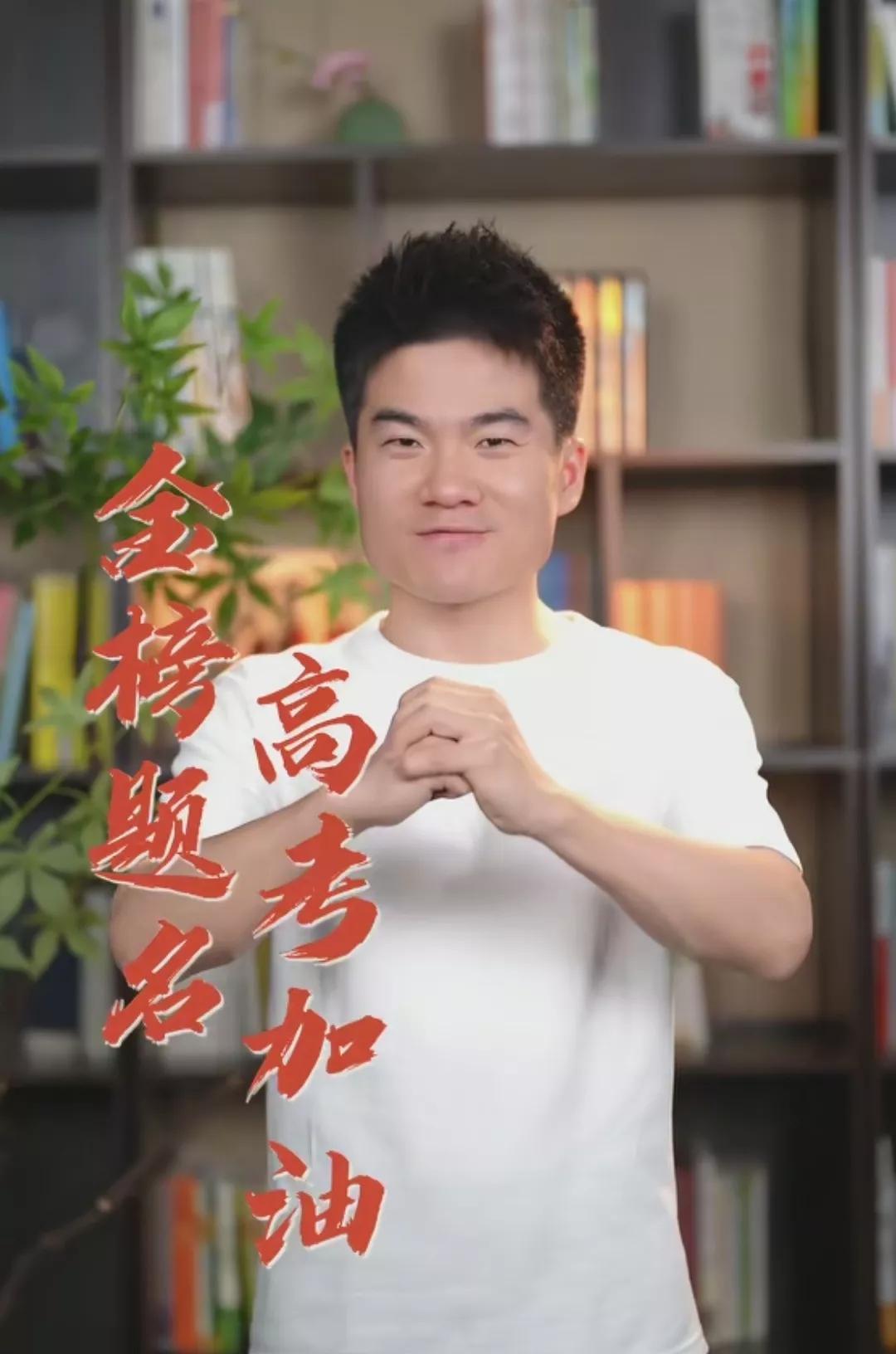 据现场的朋友介绍，与辉同行已经被鲜花占领，附近的花店又过年了，现场发来三条信息。