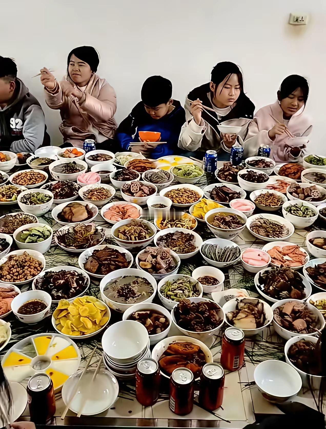 这家人整的菜太丰盛了，桌子都摆不下了！