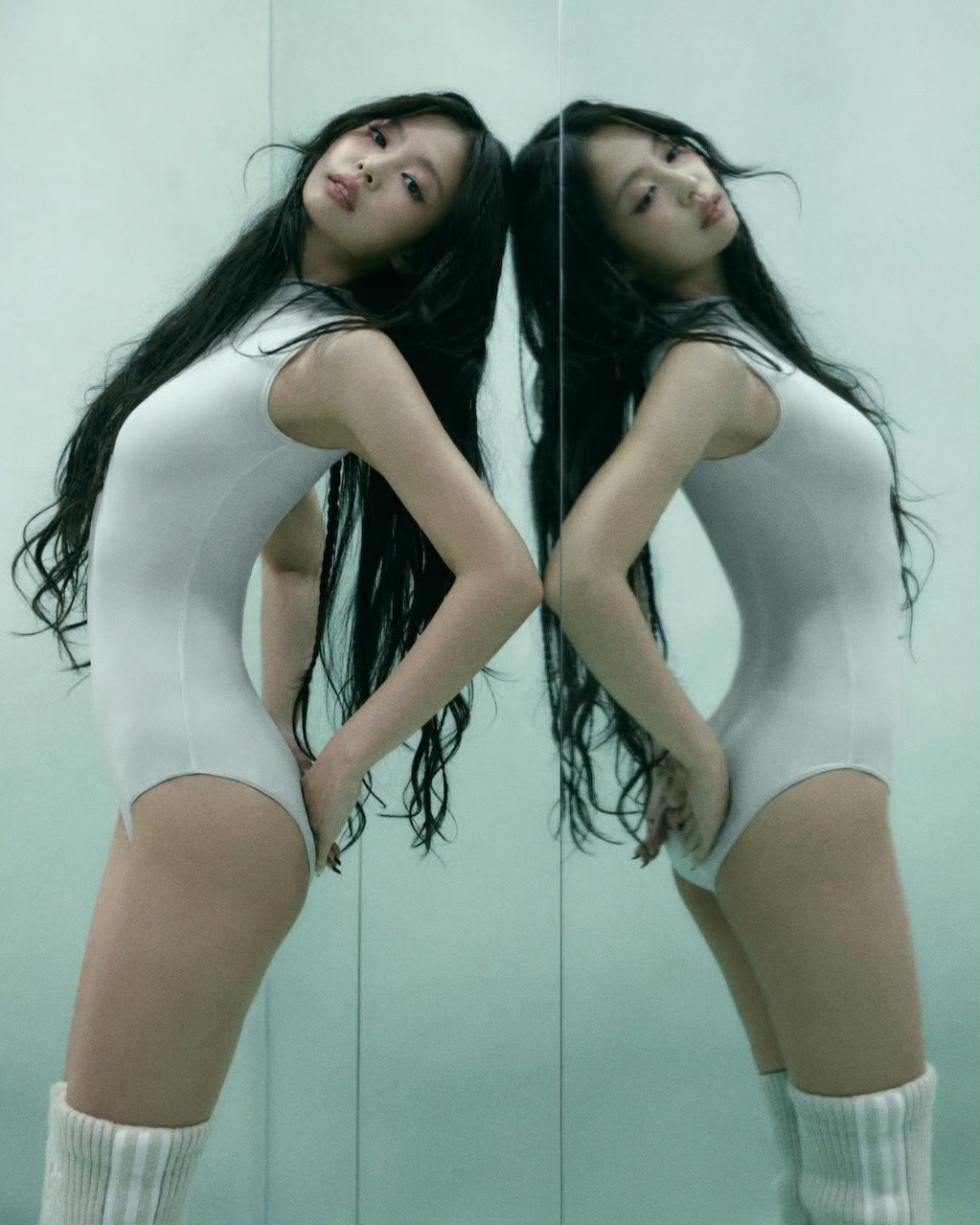 JENNIEJennie芭蕾湿发大片jennie白色紧身连体衣Jenn