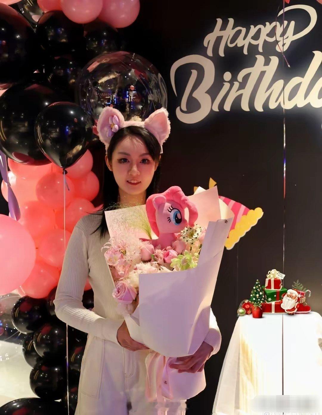 萨日娜的女儿原来这么美，长得像爸爸，身高超过1米7