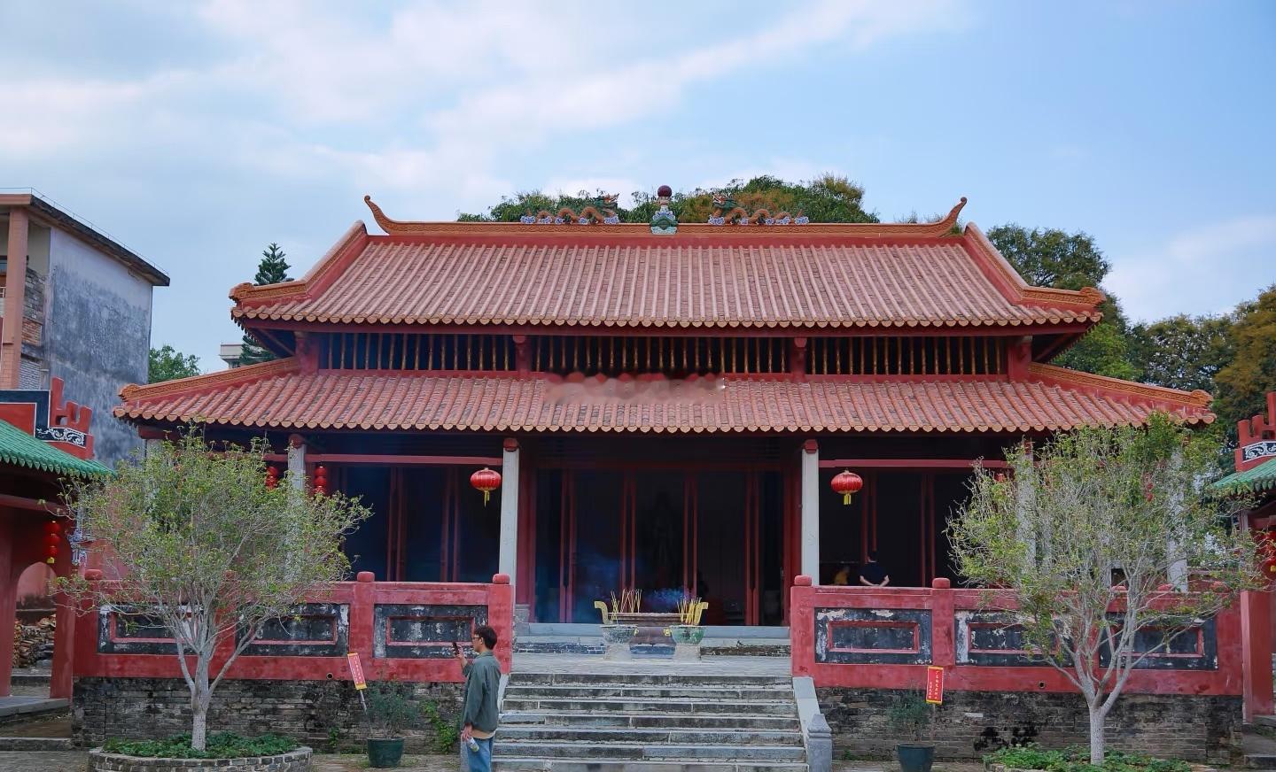 中国历史上曾经有一个“大洪国”，其王宫遗址现存于广东省信宜县境内。大洪国由佛山三