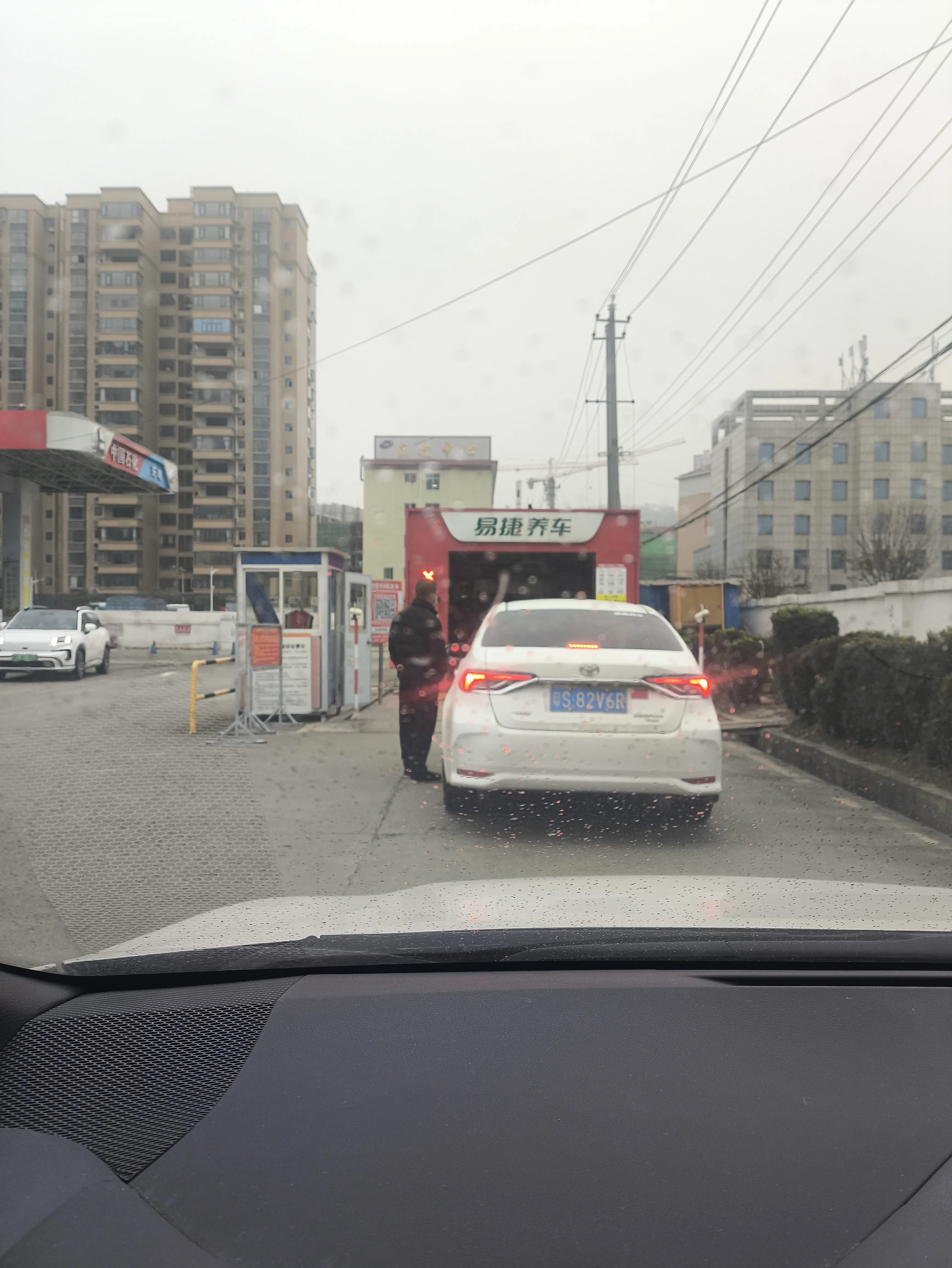 排队洗车，生去一身污渍与疲卑！