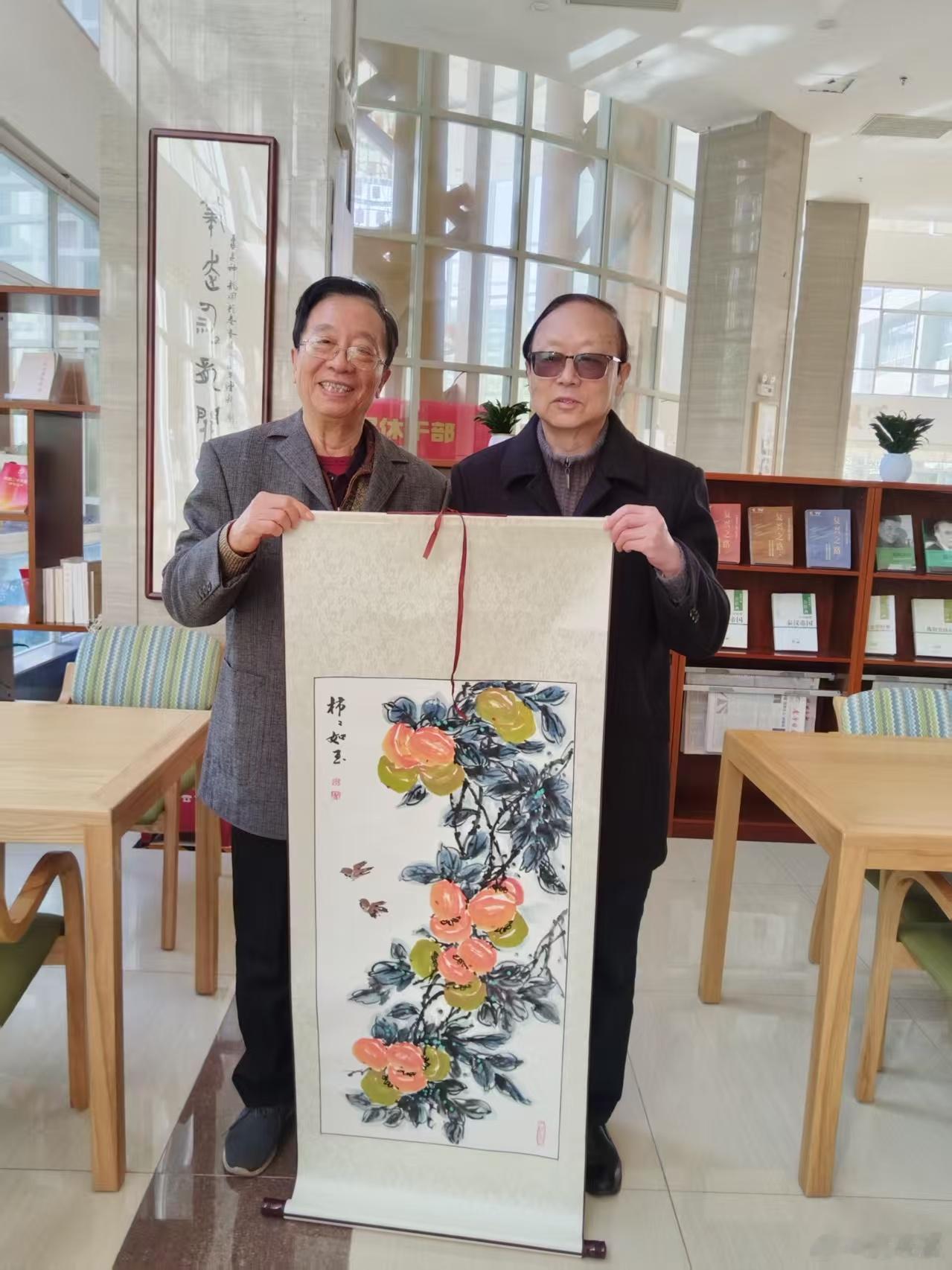 2025年岁末连获4位书画名家赠画。1.周柯章赠《柿柿如意》；2.陈藏秋赠《松石