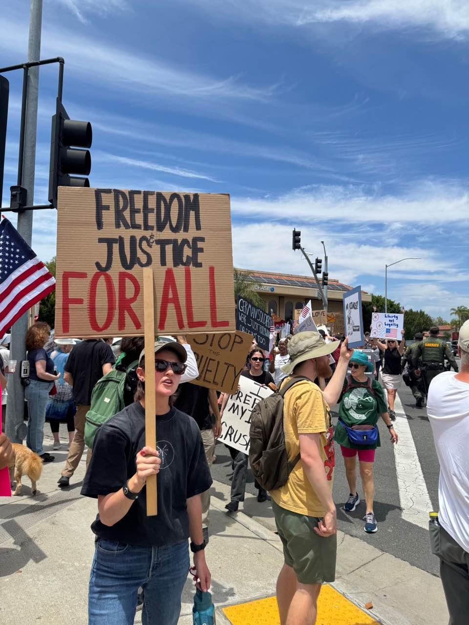 全美彻底炸锅！3100多座城市瞬间变成“吐槽大会”现场，主题直白得很：“不要国王