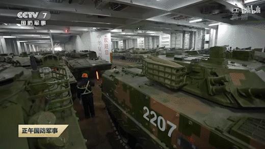 中华复兴号滚装船真是太能装了根据资料介绍，排水量4.5万吨可以载客2000人，运