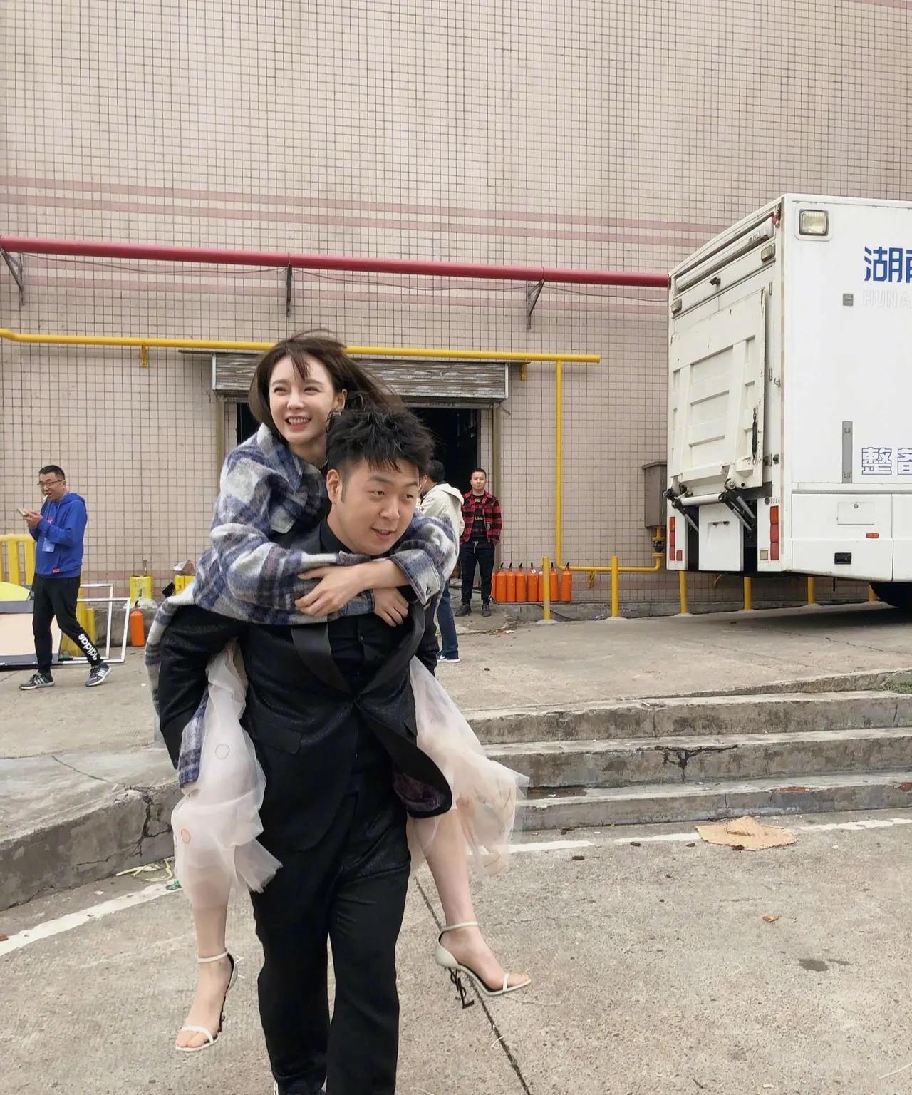杜海涛背着心爱的女人！