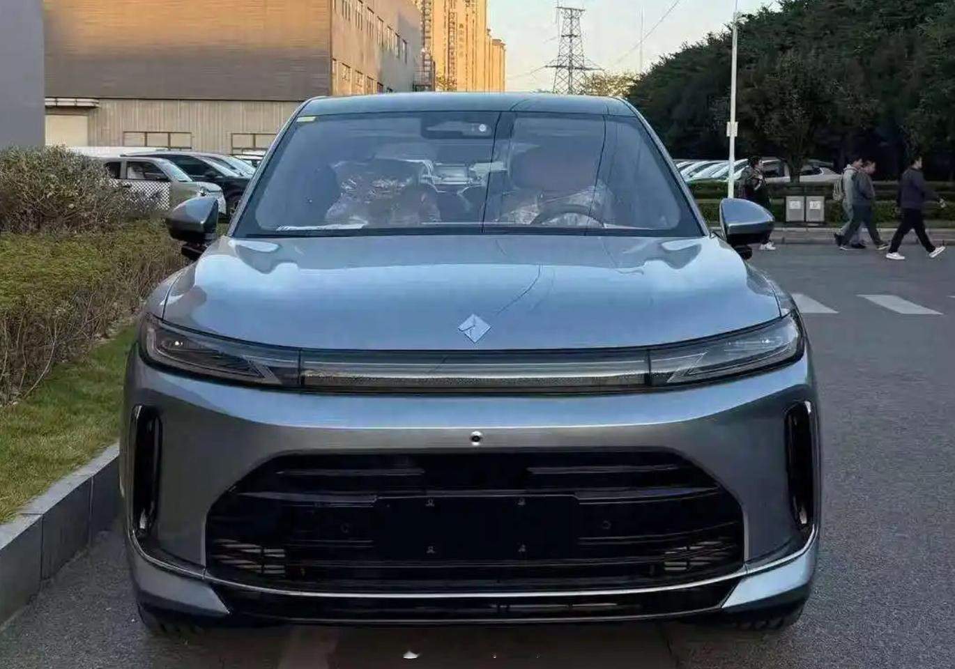 前几天我看到了华境S的实车，第一时间就在找那个舱内激光雷达，想看看是否能让人一眼