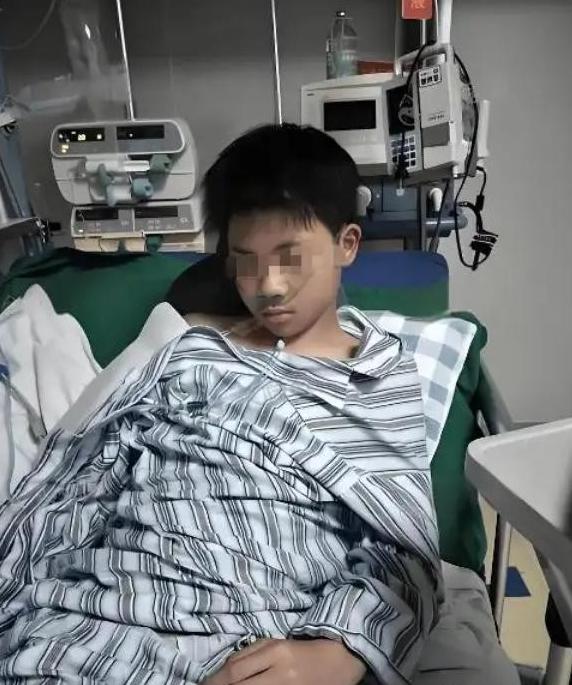 16岁男孩诊断重度抑郁，花光35万积蓄治疗无效，父亲一脚踹去：“装模作样！”想不