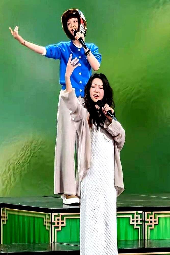 春晚后台，一个裹着军大衣，一个套着旧毛衣，只有45岁的薛凯琪，穿着单薄礼服，全身