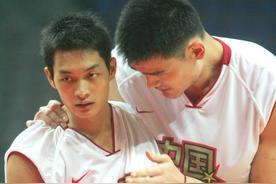中国男篮曾经有过这样一位天才后卫，12岁能扣篮，14岁登上纽约时报，17岁没打过