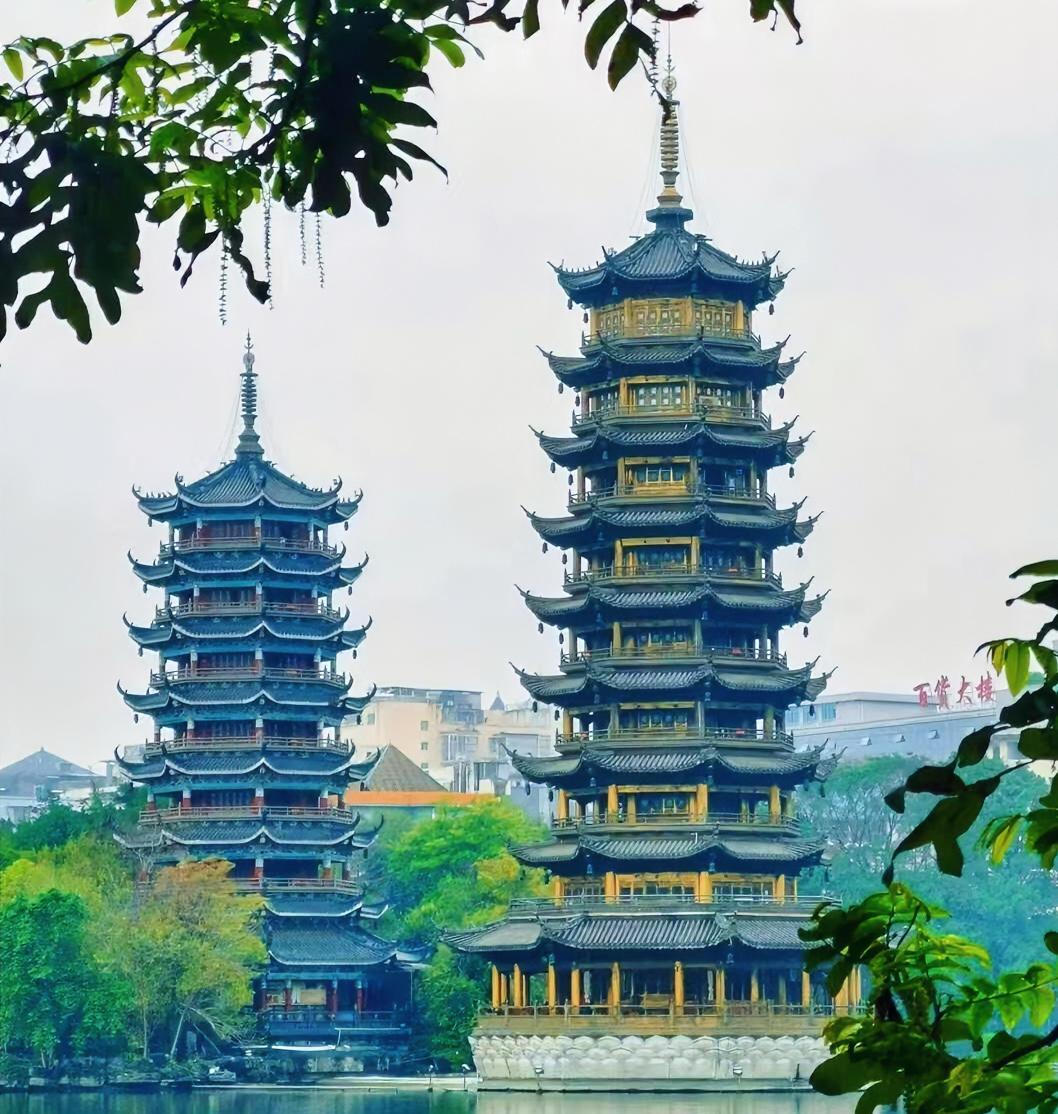 我亲戚女儿找到个富二代男友，男方父母包办婚事，但提了几个要求。这看似令人羡慕