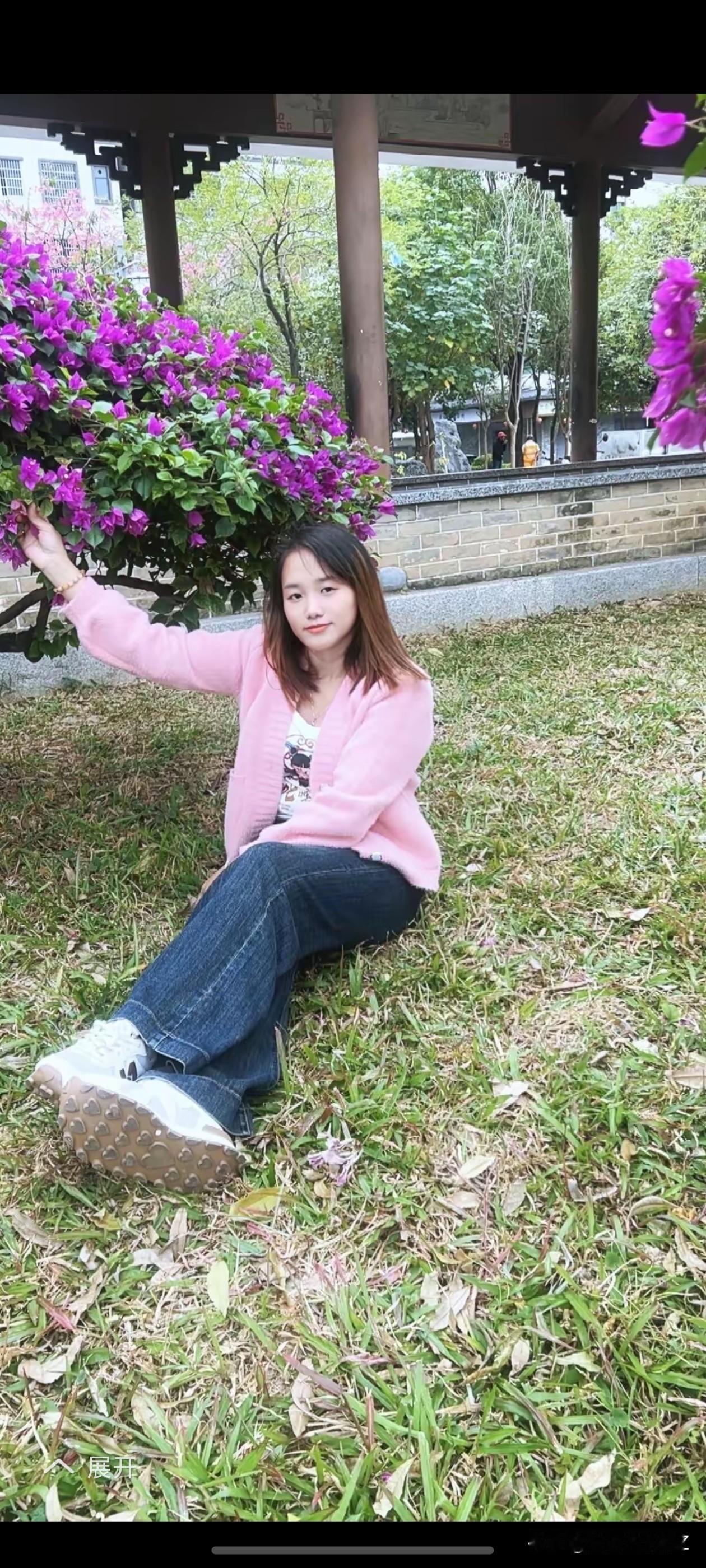 如何搭配出时尚新风尚?散步拍照打卡粉色系搭牛仔风