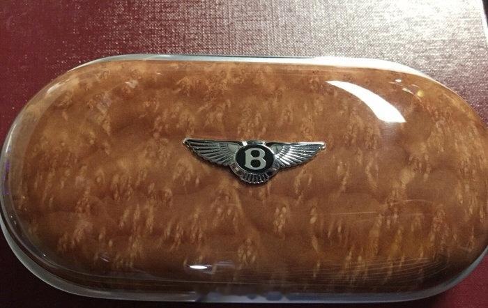 宾利的木质眼镜盒价值2万，据说每辆车用的木质来自同一颗树，眼镜盒用的真皮和座椅也